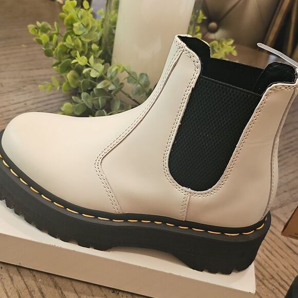 White Dr. Martens 2976 Quad Chelsea Boot Size 7 NWT AirWair - Picture 7 of 13